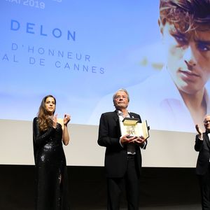 Pierre Lescure, Anouchka Delon (Robe Elie Saab), Alain Delon (avec un badge Paris Match d'une ancienne couverture du magazine titrant "Alain Delon, mes deux amours, Rosalie et Anouchka), Thierry Frémaux - Remise de la Palme d'Honneur à Alain Delon lors du 72ème Festival International du Film de Cannes. 
© Jacovides-Moreau / Bestimage