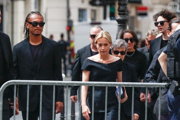 Audrey Crespo-Mara et ses fils Sekou et Lamine aux obsèques de Thierry Ardisson en l'église Saint-Roch de Paris, France, le 17 juillet 2025. © Clovis-Jacovides/Bestimage