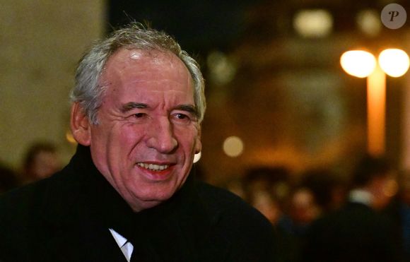 À l'occasion des commémorations des 80 ans de la libération d'Auschwitz, le Premier ministre François Bayrou ravive la flamme du soldat inconnu sous l'Arc de Triomphe à Paris, France, len27 janvier 2025, en présence de représentants de l'Union des déportés d'Auschwitz. © Christian Liewig/Bestimage