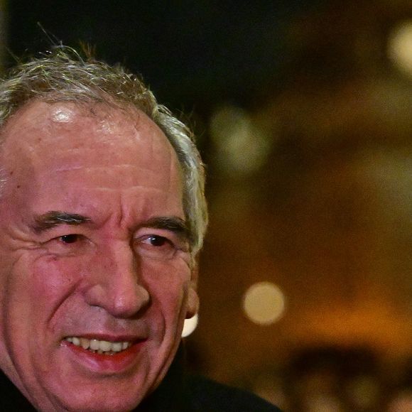 À l'occasion des commémorations des 80 ans de la libération d'Auschwitz, le Premier ministre François Bayrou ravive la flamme du soldat inconnu sous l'Arc de Triomphe à Paris, France, len27 janvier 2025, en présence de représentants de l'Union des déportés d'Auschwitz. © Christian Liewig/Bestimage