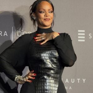 Rihanna dans une robe Alaïa moulante lors de la soirée organisée pour le lancement de Fenty Beauty à Mumbai, en Inde. Backgrid USA / Bestimage