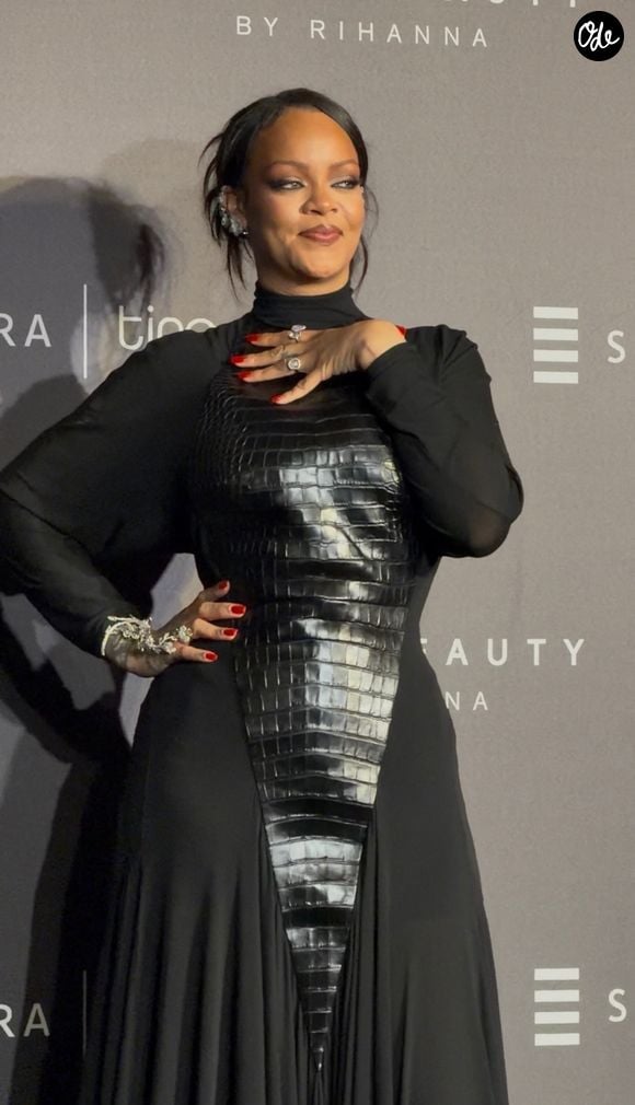 Rihanna dans une robe Alaïa moulante lors de la soirée organisée pour le lancement de Fenty Beauty à Mumbai, en Inde. Backgrid USA / Bestimage