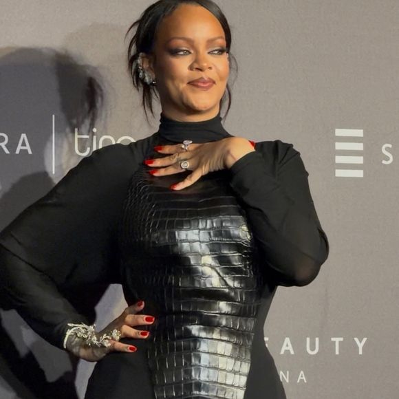 Rihanna dans une robe Alaïa moulante lors de la soirée organisée pour le lancement de Fenty Beauty à Mumbai, en Inde. Backgrid USA / Bestimage