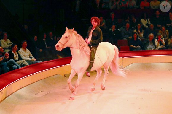 Exclusif - Alex Lutz et son cheval Mimo lors de la Première représentation de son Spectacle « Sexe, grog et rocking chair », au Cirque d'hiver à Paris, France, le 4 Avril 2025.  © Bertrand Rindoff/Bestimage
