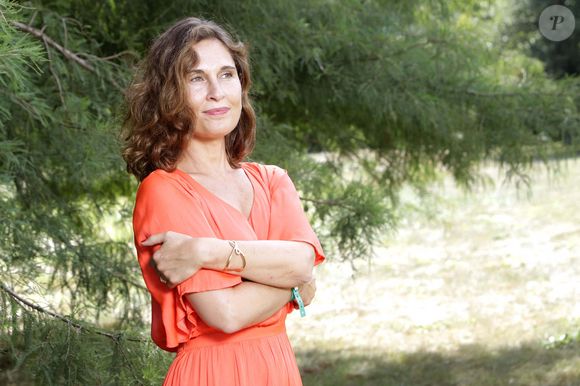 "J’ai rencontré quelqu’un très vite après la mort de Claude… C’était vital de retrouver la vie, un corps vivant, un corps sain, de faire la paix avec les corps qui ne sont pas que des corps de malade. Je ne peux pas vivre sans aimer et sans être aimée", expliquait-elle. 


Dominique Lagrou-Sempere pose lors d'une séance de portrait, Paris, France, août 2022. Photo par VIM/ABACAPRESS.COM