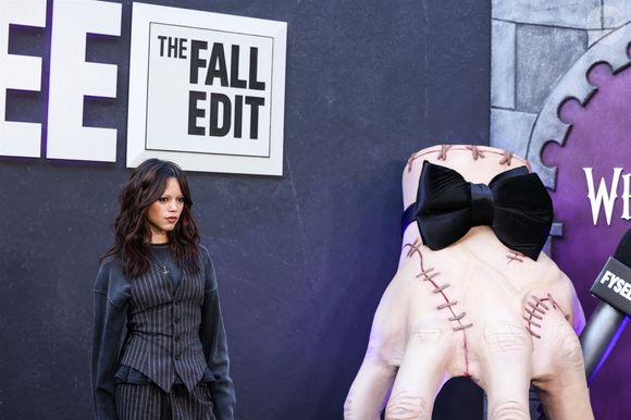 Le tournage devrait débuter début 2026 pour une diffusion prévue en 2027.

Sur la photo : Jenna Ortega |L'équipe de la série "Wednesday" (S2) au photocall du "FYSEE : The Fall Edit Netflix" à Los Angeles