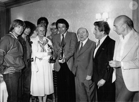 Le 05 juin 1980 - Drucker est entouré du chanteur Dave, du chanteur Lenny Escuerdo, de l'actrice Michelle Morgan, du chanteur Enrico Macias, de Dany Saval (sa femme), du cinéaste Marcel Carne, de l'acteur Jean Lefebvre et du réalisateur Gérard Oury. Photo par Keystone Press Agency/ZUMA/ABACAPRESS.COM