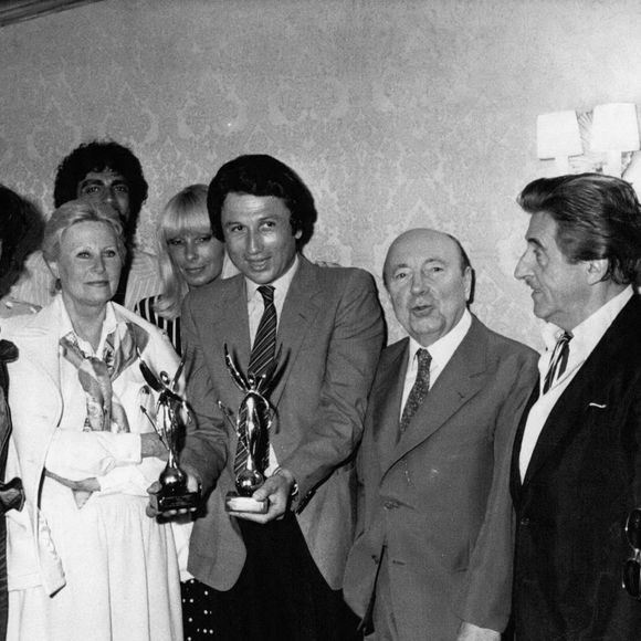 Le 05 juin 1980 - Drucker est entouré du chanteur Dave, du chanteur Lenny Escuerdo, de l'actrice Michelle Morgan, du chanteur Enrico Macias, de Dany Saval (sa femme), du cinéaste Marcel Carne, de l'acteur Jean Lefebvre et du réalisateur Gérard Oury. Photo par Keystone Press Agency/ZUMA/ABACAPRESS.COM