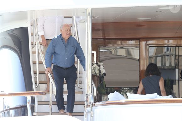 Exclusif - Amancio Ortega et sa femme Flora Pérez en vacances en famille sur un yacht à Split en Croatie. Amancio est le propriétaire du groupe de mode Inditex, auquel appartient les marques Zara, Berschka, Pull & Bear.... Le 3 aout 2019.