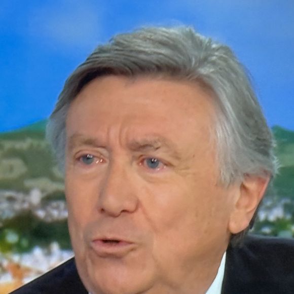 Jacques Legros présente son dernier JT de 13 heures en sa qualité de joker pendant près de 26 ans sur TF1, le 9 mai 2025. Emu aux larmes, le journaliste a passé le relais à Isabelle Ithurburu, qui sera à partir de mi-juillet 2025.  © Agence via Bestimage