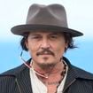 Nouvelle vie pour Johnny Depp ! 10 chambres, cottages… L'immense manoir qu'il occupe dans un pays voisin vaut le coup d’oeil