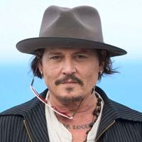 Nouvelle vie pour Johnny Depp ! 10 chambres, cottages… L'immense manoir qu'il occupe dans un pays voisin vaut le coup d’oeil