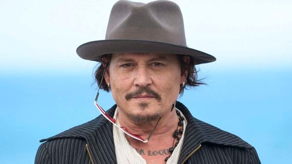 Nouvelle vie pour Johnny Depp ! 10 chambres, cottages… L'immense manoir qu'il occupe dans un pays voisin vaut le coup d’oeil