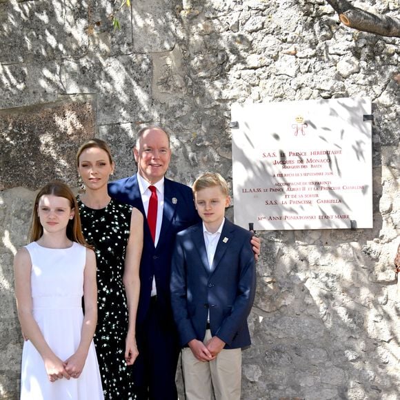 Le prince Albert II de Monaco, la princesse Charlène de Monaco, le prince Jacques de Monaco, marquis des Baux et la princesse Gabriella de Monaco lors de leur visite officielle aux Baux-de-Provence, France, le 5 septembre 2026. © Bruno Bebert/Bestimage