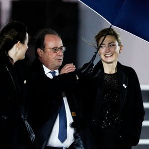 François Hollande et sa femme Julie Gayet - Arrivées à la cérémonie de réouverture de la cathédrale Notre-Dame de Paris, le 7 décembre 2024. Joyau de l’art gothique, lieu de culte et de culture, symbole universel de la France et de son histoire, la cathédrale de Notre-Dame de Paris rouvre ses portes les 7 et 8 décembre, cinq ans après le terrible incendie qui l’avait ravagée le 15 avril 2019. © Bestimage