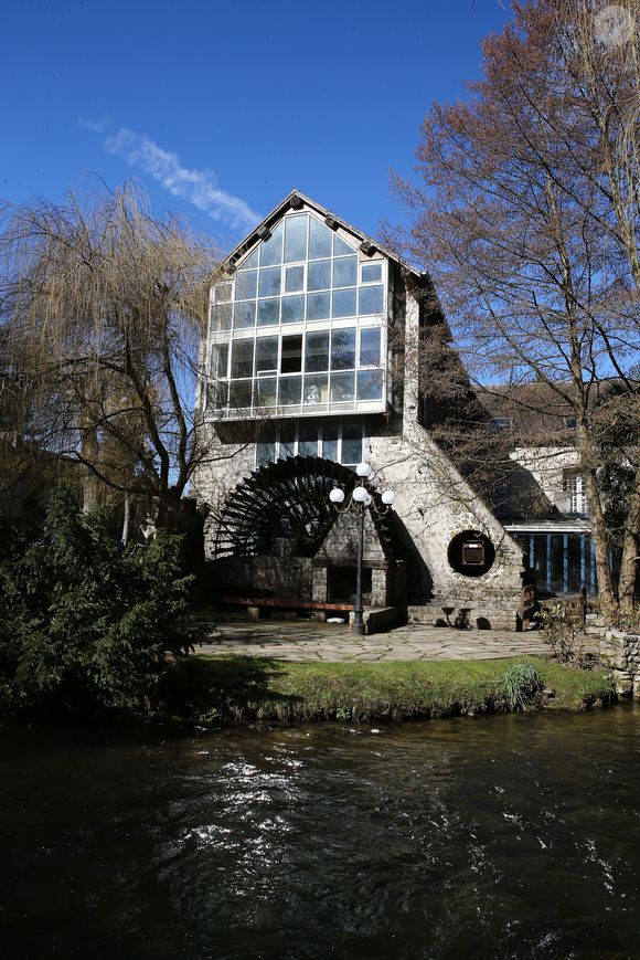 Rassemblement pour les 40 ans de la mort de Claude François à l'église de Dannemois et au cimetière puis visite du moulin ou il habitait le 11 mars 2018. Agence/Bestimage