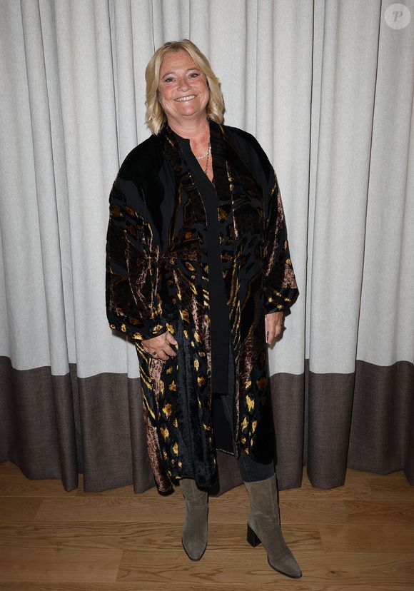 Mère de trois enfants, elle précise que ceux-ci font carrière loin des projecteurs et sous un autre nom.

Exclusif - Marina Carrère d'Encausse - Remise du prix "Fonds de dotation Line Renaud-Loulou Gasté" pour la recherche médicale à la Maison de la Recherche à Paris le 15 novembre 2023. © Coadic Guirec/Bestimage