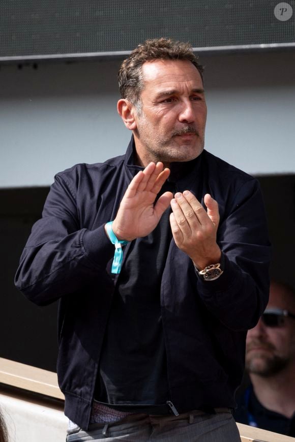 Au cœur de l'île Saint-Louis et face à Notre-Dame, cet établissement très prisé lui permet de s'évader de son quotidien trépidant.

Gilles Lellouche en tribunes lors de la finale messieurs des Internationaux de France de Tennis de Roland Garros 2025 (jour 15), à Paris, France, le 8 juin 2025. © Cyril Moreau/Bestimage