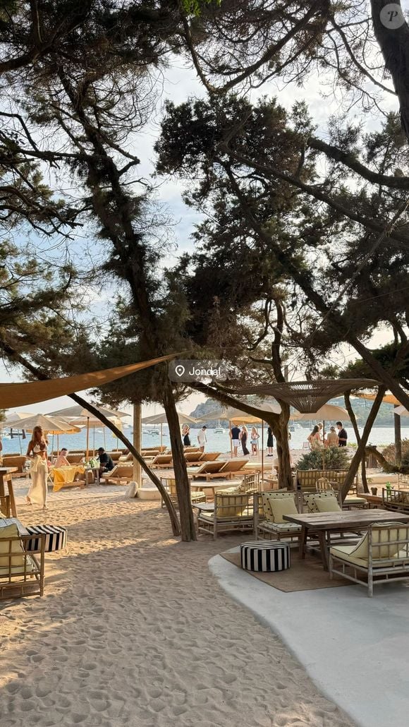 Cameron Hallyday a partagé plusieurs photos de ses vacances dans une story Instagram le 10 août 2025.