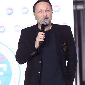 La justice a jugé qu’aucun contrat n’existait, renvoyant l’affaire devant le tribunal judiciaire, avant que la comédienne n’abandonne ses poursuites en juin 2025. 

Exclusif - Arthur (Jacques Essebag) - Soirée de gala de l'Opération "Tous Sauveteurs" à l'occasion du 23ème anniversaire de l'association "Sauveteurs Sans Frontières" (SSF) à l'hôtel du Collectionneur Paris le 20 mars 2023. Lors de cette soirée des personnalité ont reçus leur diplôme à l'issue d'une formation d'une demi-journée. © Rachid Bellak/Bestimage