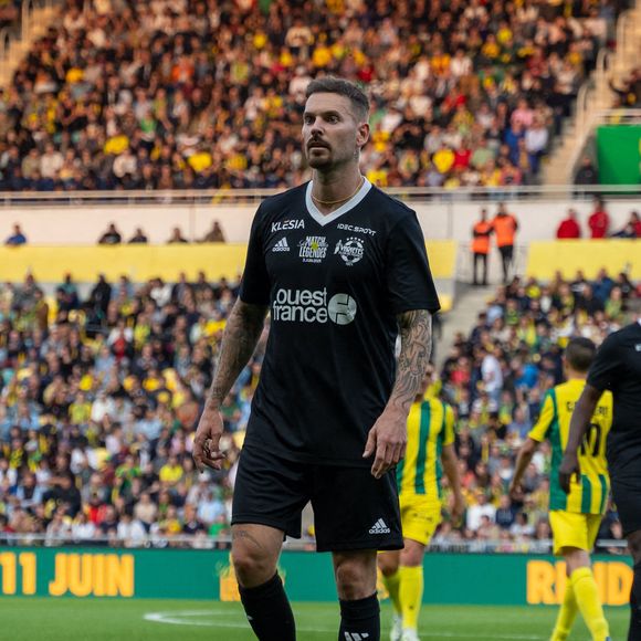 Cette expérience gastronomique haut de gamme a un coût certain, le menu le plus complet pouvant atteindre les 260 euros au dîner.

Matt Pokora (M. Pokora) - Match des Légendes du Variétés Club de France contre le FC Nantes au profit du Secours Populaire au stade de la Beaujoire à Nantes le 3 juin 2025.  © Martin Bousseau/Bestimage