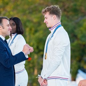 Emmanuel Macron, président de la République remet la Legion d honneur a Leon Marchand, champion Olympique de natation, lors de la cérémonie de remise des décorations aux athlètes médailles aux Jeux Olympiques et Paralympiques de Paris2024. © Eric Tschaen/Pool/Bestimage