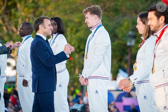 Emmanuel Macron, président de la République remet la Legion d honneur a Leon Marchand, champion Olympique de natation, lors de la cérémonie de remise des décorations aux athlètes médailles aux Jeux Olympiques et Paralympiques de Paris2024. © Eric Tschaen/Pool/Bestimage
