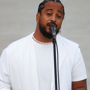 Slimane interprète sa nouvelle chanson "Résister" sur le parvis de Notre-Dame à Paris.
© Christophe Clovis / Bestimage