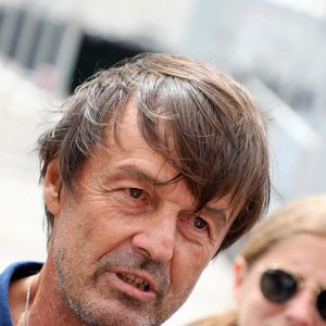 Avec "Ushuaïa", entre 1987 et 1995, puis "Opération Okavango", entre 1995 et 1997 et enfin "Ushuaïa Nature", entre 1998 et 2012, l'animateur fut, sur TF1, l'ambassadeur des préoccupations environnementales. 

Nicolas Hulot lors de la conférence de presse du président de la République Emmanuel Macron, après la sortie en mer à bord du navire scientifique "Alfred Merlin" à Marseille, France, le 3 septembre 2021. © Dominique JacovidesBestimage