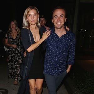 Frankie Muniz et sa nouvelle petite amie Paige Price sont allés dîner au restaurant Craig à Hollywood, le 26 septembre 2017. ©Backgrid USA / Bestimage