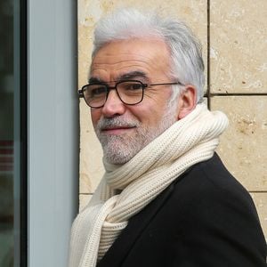 Exclusif - Le journaliste Pascal Praud arrive aux studios de la radio RTL à Paris le 12 mars 2020. Le parquet de Paris a ouvert une enquête après la diffusion d'un morceau du rappeur Sneazzy, accusé de menacer le journaliste Pascal Praud.

© Panoramic / Bestimage