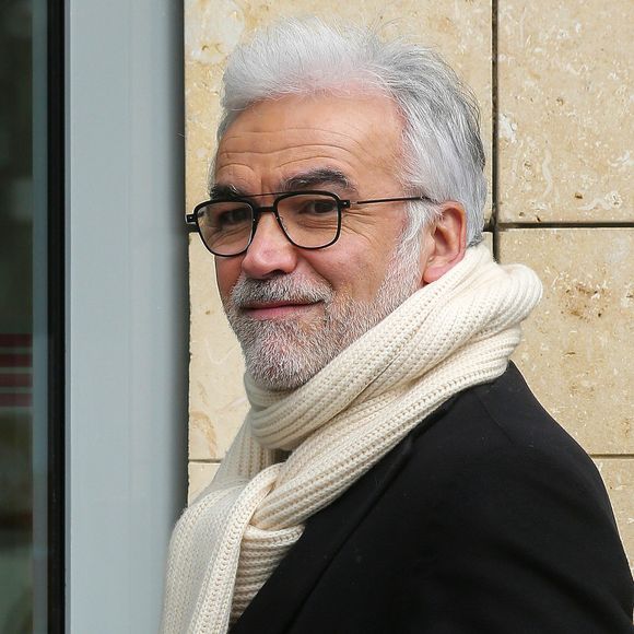 Exclusif - Le journaliste Pascal Praud arrive aux studios de la radio RTL à Paris le 12 mars 2020. Le parquet de Paris a ouvert une enquête après la diffusion d'un morceau du rappeur Sneazzy, accusé de menacer le journaliste Pascal Praud.

© Panoramic / Bestimage