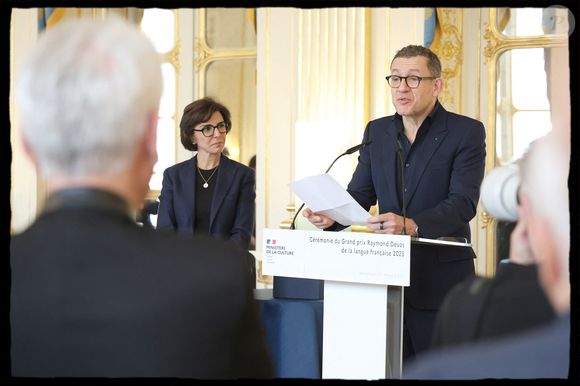 D'autres personnalités étaient présentes lors de cet événement comme Arthur, Nicole et Gilbert Coullier, Nicole Ferroni, Jacqueline Franjou, Micheline Pelletier et Jacques Pessis.

Dany Boon, Rachida Dati - Dany Boon reçoit des mains de Rachida Dati le Grand Prix Raymond Devos de la langue française 2025 au Salon Jérôme du Ministère de la Culture à Paris le 21 mars 2025. © Alain Guizard/Bestimage