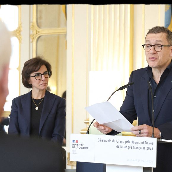 D'autres personnalités étaient présentes lors de cet événement comme Arthur, Nicole et Gilbert Coullier, Nicole Ferroni, Jacqueline Franjou, Micheline Pelletier et Jacques Pessis.

Dany Boon, Rachida Dati - Dany Boon reçoit des mains de Rachida Dati le Grand Prix Raymond Devos de la langue française 2025 au Salon Jérôme du Ministère de la Culture à Paris le 21 mars 2025. © Alain Guizard/Bestimage