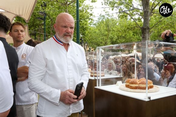 Les Chefs à Saint-Tropez fêtent les producteurs 2025 - Inauguration de la 5e édition,  les Chefs et les producteurs se retrouvent sur la place des Lices à Saint-Tropez, le 3 mai 2025. Le chef Philippe Etchebest membre du Jury du concours de Patisserie - La Tropezienne. ©Jean-Marc Lhomer / Bestimage.