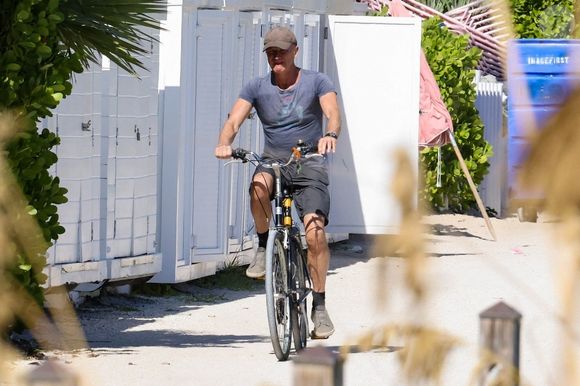 L’ex leader de The Police défend une éthique du travail qu’il dit avoir transmise à ses enfants, tous aujourd’hui engagés dans leur propre voie professionnelle. 

EXCLUSIF Miami, FL Le chanteur britannique Sting, âgé de 74 ans, a été aperçu en train de profiter de son samedi pour faire du vélo sous le soleil de Miami, en Floride.



Photo : Sting