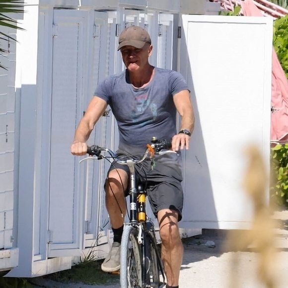 L’ex leader de The Police défend une éthique du travail qu’il dit avoir transmise à ses enfants, tous aujourd’hui engagés dans leur propre voie professionnelle. 

EXCLUSIF Miami, FL Le chanteur britannique Sting, âgé de 74 ans, a été aperçu en train de profiter de son samedi pour faire du vélo sous le soleil de Miami, en Floride.



Photo : Sting