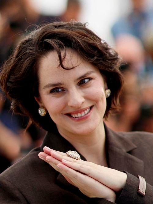 Surprise ! Noémie Merlant maman pour la première fois, son bébé a la même chevelure qu’elle