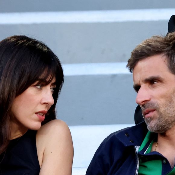 Nolwenn Leroy et son compagnon Arnaud Clément - Célébrités dans les tribunes des Internationaux de France de tennis de Roland Garros 2024 à Paris le 7 juin 2024.  © Jacovides-Moreau/Bestimage