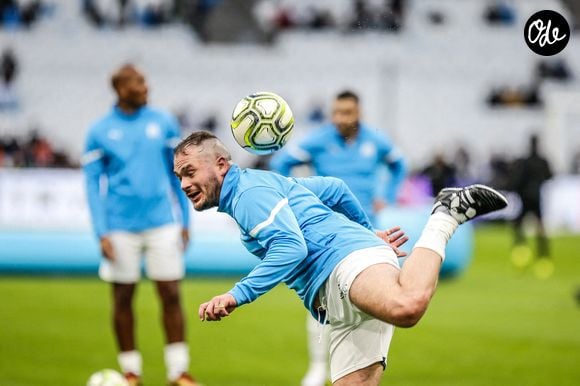 JUL, chanteuse française, avant le « Match des Héros » opposant l'équipe de Marseille à celle de l'UNICEF au Vélodrome d'Orange, le 13 octobre 2021 à Marseille, en France. Photo de Johnny Fidelin/Icon Sport/ABACAPRESS.COM