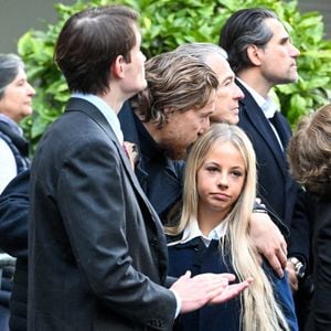 Aurélien Enthoven (fils de Carla Bruni), Jean Sarkozy et Giulia Sarkozy - Le clan Sarkozy à la sortie du domicile de Nicolas Sarkozy domicile parisien avant son incarcération à la prison de La Santé à Paris, France, le 21 octobre 2025. © Bestimage