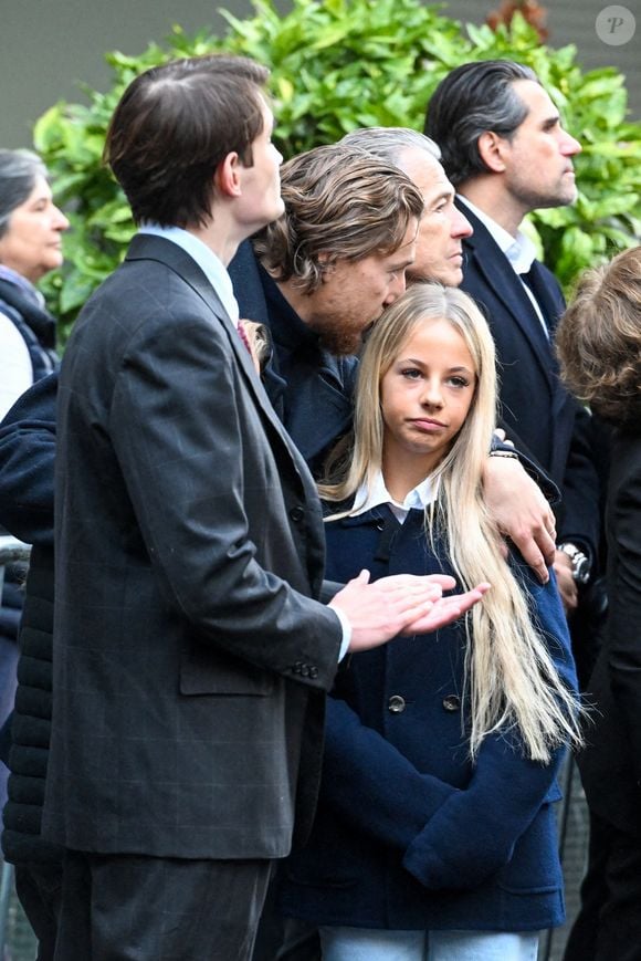 Aurélien Enthoven (fils de Carla Bruni), Jean Sarkozy et Giulia Sarkozy - Le clan Sarkozy à la sortie du domicile de Nicolas Sarkozy domicile parisien avant son incarcération à la prison de La Santé à Paris, France, le 21 octobre 2025. © Bestimage