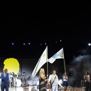 Exclusif - Une pluie de coussins rouges pour acclamer Laurent Voulzy, sa compagne Isaure Le Faou et ses musiciens - Laurent Voulzy en concert sur la scène du théâtre de Verdure lors du 41ème Festival de Ramatuelle, le 9 août 2025. 
© Cyril Bruneau / Bestimage