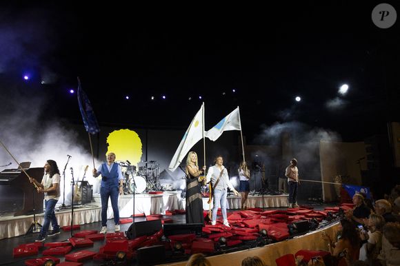 Exclusif - Une pluie de coussins rouges pour acclamer Laurent Voulzy, sa compagne Isaure Le Faou et ses musiciens - Laurent Voulzy en concert sur la scène du théâtre de Verdure lors du 41ème Festival de Ramatuelle, le 9 août 2025. 
© Cyril Bruneau / Bestimage