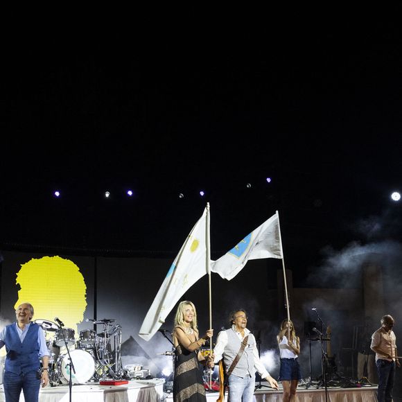 Exclusif - Une pluie de coussins rouges pour acclamer Laurent Voulzy, sa compagne Isaure Le Faou et ses musiciens - Laurent Voulzy en concert sur la scène du théâtre de Verdure lors du 41ème Festival de Ramatuelle, le 9 août 2025. 
© Cyril Bruneau / Bestimage