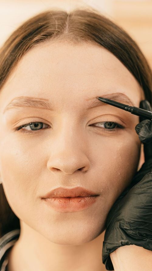 Comment bien mettre en valeur ses sourcils ? Ces formes et teintes à éviter