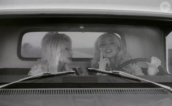 Sabrina Carpenter et Dolly Parton dans le clip 'Please Please Please' 
©Backgrid UK/ Bestimage/Capture d'écran