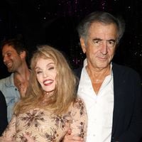 Bernard-Henri Lévy finit ses nuits sans Arielle Dombasle à cause du syndrome qui le touche