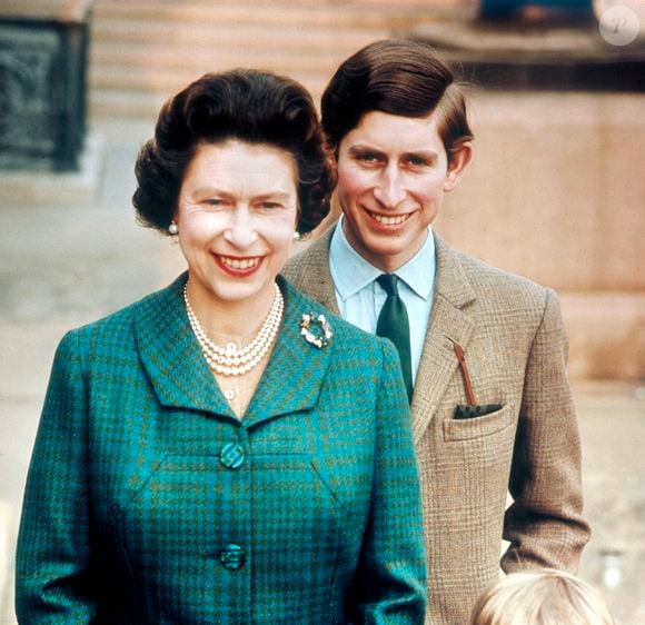 Sa mère, la reine Elizabeth II, adorait également y séjourner.

Elizabeth II en compagnie de son fils, alors héritier présomptif du trône d'Angleterre. Photo par © Keystone Pressedienst/Keystone Pictures/ZUMA Press/ABACAPRESS.COM