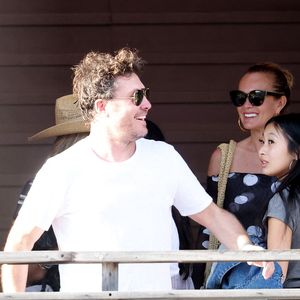 Exclusif - Laeticia Hallyday accompagnée de son compagnon Frédéric Suant et de sa fille Joy sont aller accueillir Jade à l'aéroport de Saint-Barthélemy-Rémy-de-Haenen où tout le monde se retrouve pour le 50ème anniversaire de Laeticia, à Saint-Jean, Saint-Barthélémy, Antilles françaises, France, le 15 mars 2025.